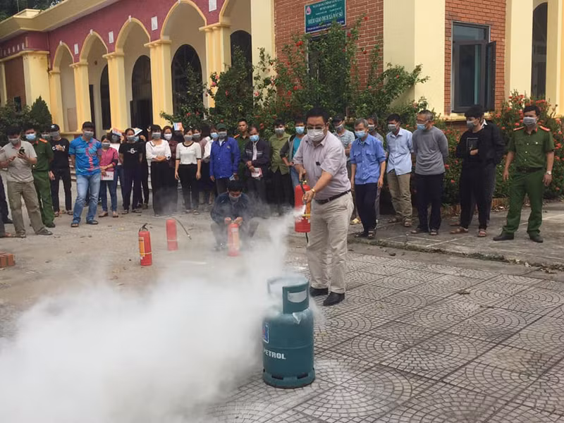 Lực lượng Cảnh sát PCCC và CNCH - CAH Hoài Đức tập huấn, tuyên truyền an toàn PCCC cho nhân dân xã Đắc Sở