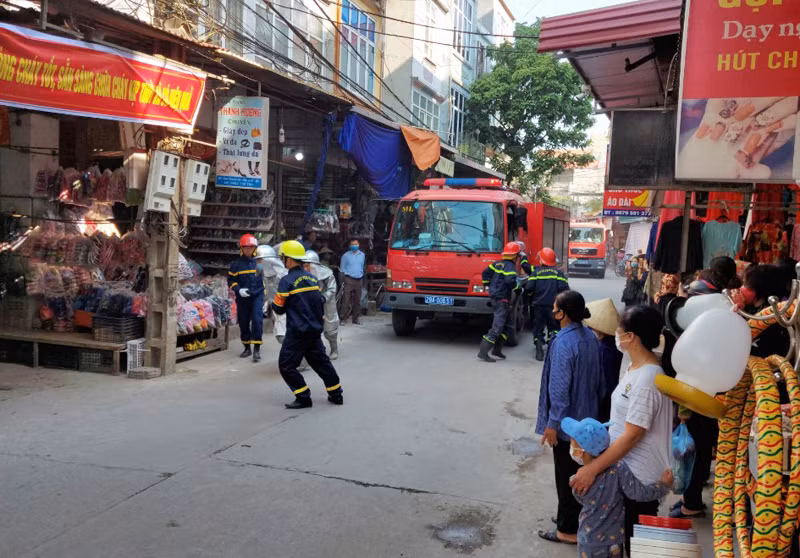 Lực lượng Cảnh sát PCCC và CNCH phối hợp triển khai đội hình chữa cháy, tìm kiếm cứu nạn tại chợ Thạch Đà
