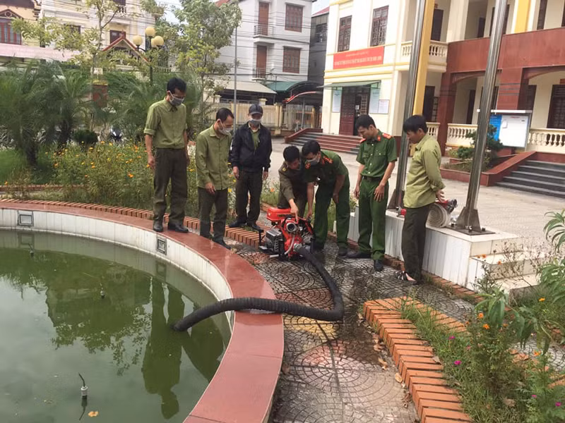 Lực lượng Cảnh sát PCCC và CNCH - CAH Hoài Đức hướng dẫn đội chữa cháy xã Đắc Sở sử dụng máy bơm chữa cháy