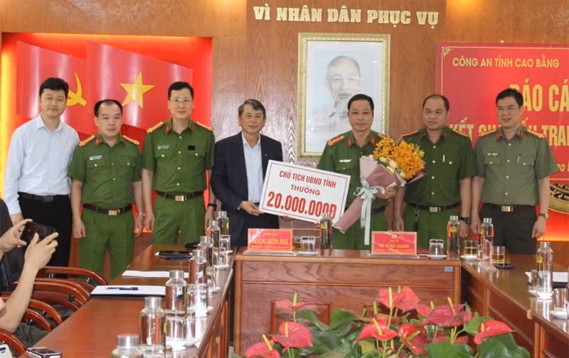 Đồng chí Hoàng Xuân Ánh, Chủ tịch UBND tỉnh Cao Bằng thưởng "nóng" cho Ban chuyên án, thu giữ 40 bánh heroin Đồng chí Hoàng Xuân Ánh, Chủ tịch UBND tỉnh Cao Bằng thưởng "nóng" cho Ban chuyên án, thu giữ 40 bánh heroin