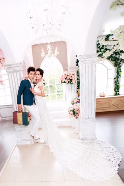 Dương Hiểu Ngọc tạo dáng quyến rũ bên Nam Phong ảnh 3
