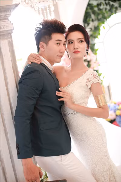 Dương Hiểu Ngọc tạo dáng quyến rũ bên Nam Phong ảnh 1