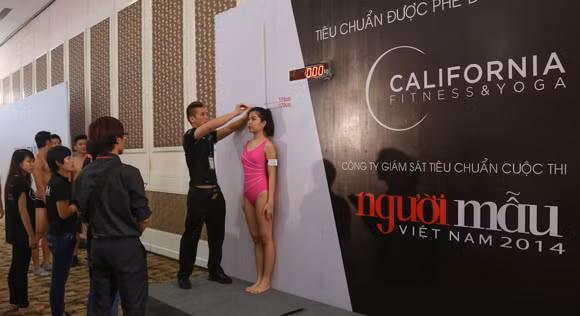 Thí sinh Vietnam's Next Top Model khoe cơ bắp trong phần thi hình thể ảnh 9