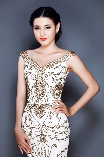 Hoa khôi Phương Thảo đẹp quyến rũ với đầm dạ hội ảnh 1