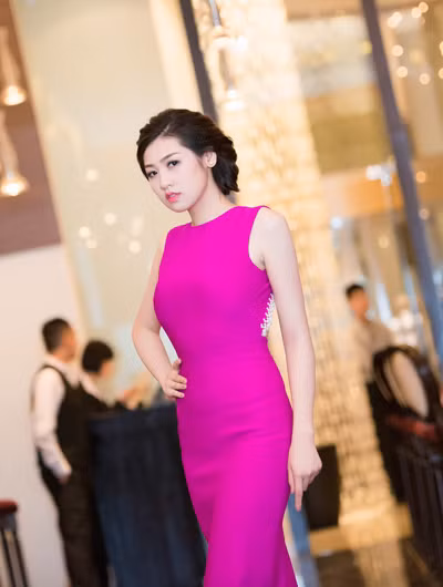 Á hậu Tú Anh "kín trước hở sau" khoe nhan sắc ngọt ngào ảnh 4