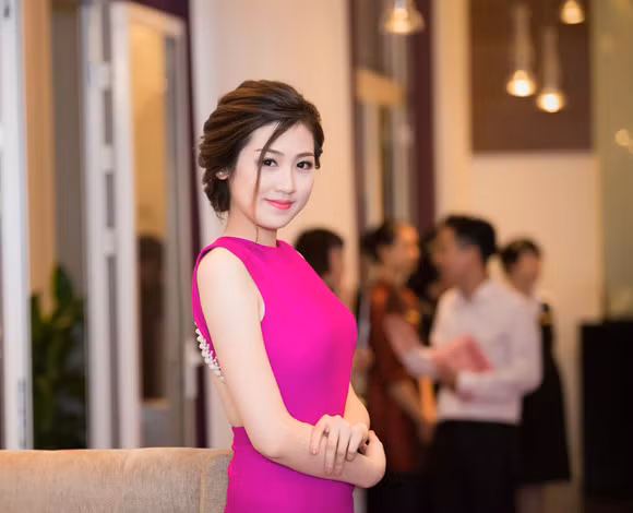 Á hậu Tú Anh "kín trước hở sau" khoe nhan sắc ngọt ngào ảnh 7