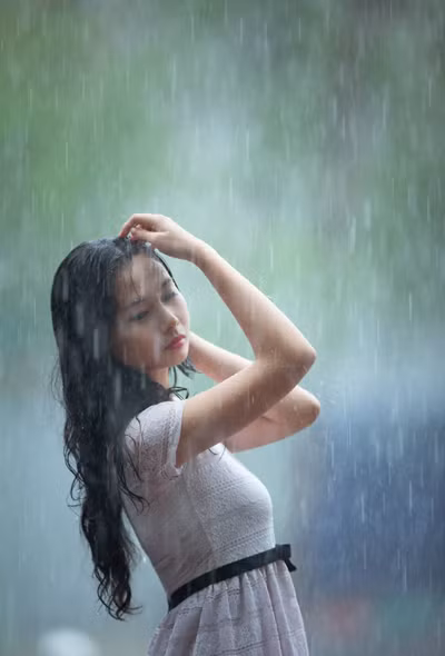 Người mẫu Xuân Thuỳ thánh thiện dưới mưa ảnh 5