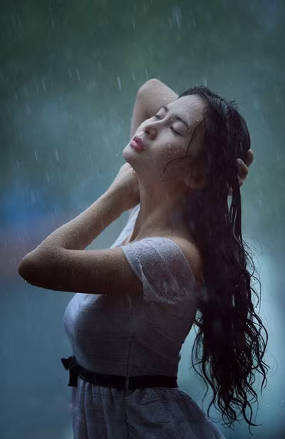 Người mẫu Xuân Thuỳ thánh thiện dưới mưa ảnh 4