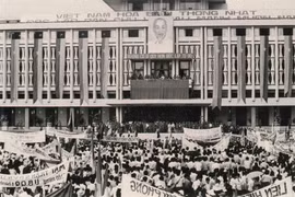 Triển lãm ảnh tư liệu “Âm vang ngày mới” tại Hoàng Thành Thăng Long