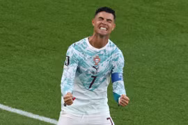 Ronaldo lập công lớn đưa Bồ Đào Nha vào gặp Tây Ban Nha
