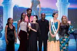 Chủ tịch Miss World Vietnam đấu giá vật phẩm từ quốc gia chủ nhà năm 2027