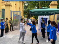 Những hình ảnh cảm động trong ngày đầu thi tốt nghiệp THPT 