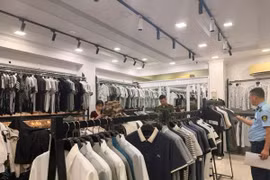 Hà Nội: Tạm giữ loạt sản phẩm nghi giả nhãn hiệu thời trang quốc tế