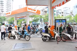 Bộ Công Thương nói gì về việc giá xăng giảm, giá hàng hóa khác vẫn đứng yên?