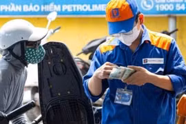 Giá xăng dầu đồng loạt tăng thêm gần 1.000 đồng/lít