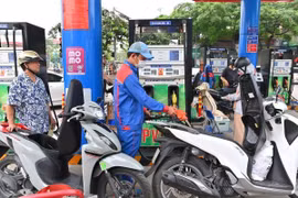 Giá xăng dầu giảm lần thứ tư liên tiếp, thấp hơn nhiều nước trong khu vực