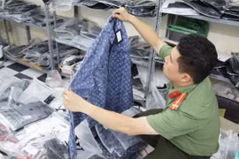 Đột xuất kiểm tra điểm chứa trữ quần áo, giày dép nghi giả mạo thương hiệu nổi tiếng