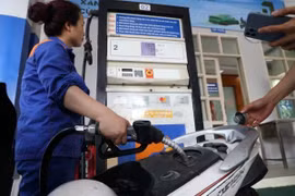 Xăng dầu tiếp tục giảm thêm hơn 1.000 đồng/lít