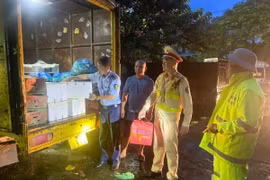 Khám phương tiện đang lưu thông, phát hiện nhiều thực phẩm không rõ nguồn gốc, xuất xứ