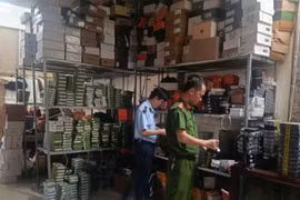 Phát hiện cơ sở sản xuất giấy vệ sinh, khăn giấy nghi giả mạo nhãn hiệu