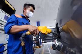 Xăng dầu tiếp tục tăng giá, xăng E10RON95 gần 23.000 đồng/lít