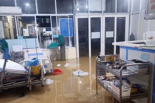 Ba căn nhà bị sập, 2.291 căn bị chia cắt do lũ