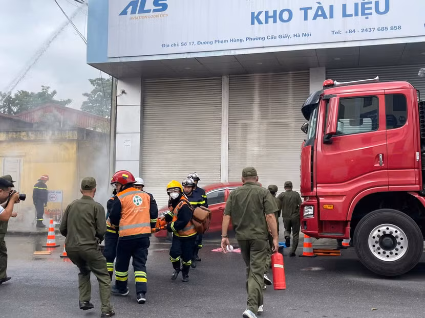 Phối hợp triển khai cứu người bị nạn mắc kẹt dưới gầm ô tô và đưa nạn nhân đi cấp cứu