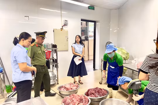 Kiểm tra bếp ăn trường học sau phản ánh về bữa ăn bán trú