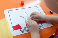 Học sinh Hà Nội xếp hình cờ Tổ quốc, bản đồ Việt Nam chào mừng 50 năm Ngày Giải phóng miền Nam