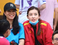 [ẢNH] Á hậu Huyền My đến sân cổ vũ 