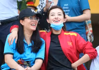 [ẢNH] Á hậu Huyền My đến sân cổ vũ 