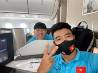 [ẢNH] ĐT Việt Nam phấn chấn lên chuyên cơ sang UAE