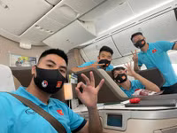 [ẢNH] ĐT Việt Nam phấn chấn lên chuyên cơ sang UAE