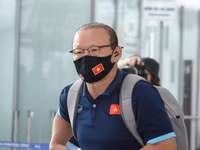 [ẢNH] ĐT Việt Nam phấn chấn lên chuyên cơ sang UAE