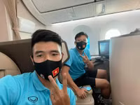 [ẢNH] ĐT Việt Nam phấn chấn lên chuyên cơ sang UAE