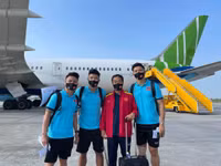 [ẢNH] ĐT Việt Nam phấn chấn lên chuyên cơ sang UAE