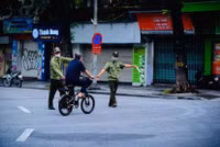 [ẢNH] Hà Nội ngày đầu giãn cách xã hội: Chen nhau đi chợ sớm, vẫn tập thể dục, cắt tóc ngoài đường...