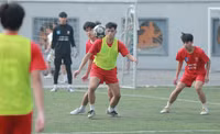 Tiền đạo về bắt gôn, THPT Xa La 'quật ngã' á quân Thạch Thất