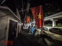 [ẢNH] Những giây phút đặc biệt khi ổ dịch nguy hiểm nhất Thủ đô được dỡ phong tỏa