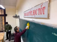 Trường học Hà Nội hối hả dọn dẹp để đón học sinh trở lại trường từ 6/12
