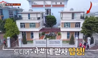 HLV Kim Sang-sik liên tục cúi chào khi đặt chân đến Việt Nam