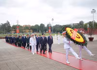 Các đồng chí lãnh đạo, nguyên lãnh đạo Đảng, Nhà nước vào Lăng viếng Chủ tịch Hồ Chí Minh