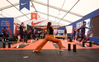 Ngắm cô giáo sexy dạy yoga cho các tuyển thủ Anh