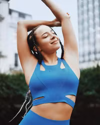 Ngắm cô giáo sexy dạy yoga cho các tuyển thủ Anh