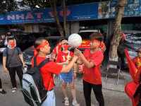 CĐV ngập trong sắc đỏ đổ về sân Việt Trì 'tiếp lửa' U23 Việt Nam
