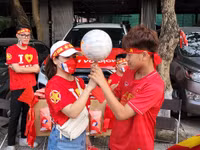 CĐV ngập trong sắc đỏ đổ về sân Việt Trì 'tiếp lửa' U23 Việt Nam