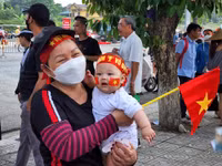 CĐV ngập trong sắc đỏ đổ về sân Việt Trì 'tiếp lửa' U23 Việt Nam