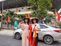 CĐV ngập trong sắc đỏ đổ về sân Việt Trì 'tiếp lửa' U23 Việt Nam