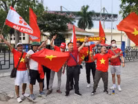 CĐV ngập trong sắc đỏ đổ về sân Việt Trì 'tiếp lửa' U23 Việt Nam