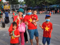 CĐV ngập trong sắc đỏ đổ về sân Việt Trì 'tiếp lửa' U23 Việt Nam